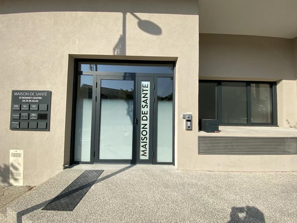 Devanture de la Maison de Santé de St Bonnet Centre où se situe le cabinet infirmier, facilement accessible pour les patients