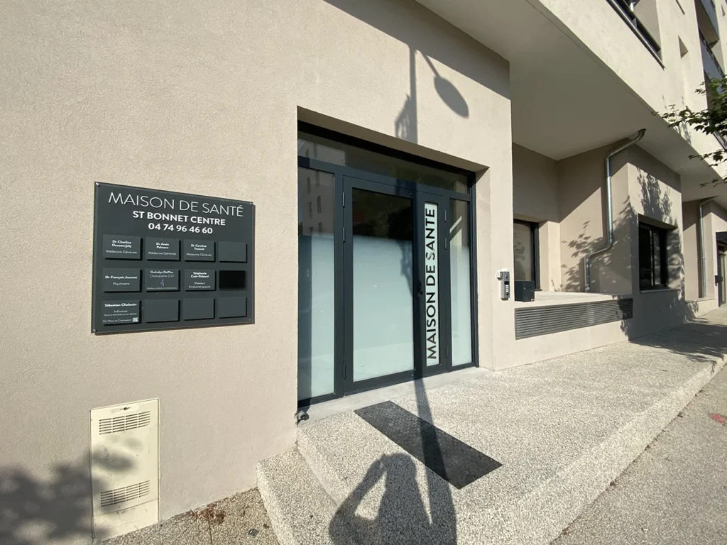 Entrée principale de la Maison de Santé de St Bonnet Centre accueillant les patients pour leurs soins infirmiers et rendez-vous médicaux