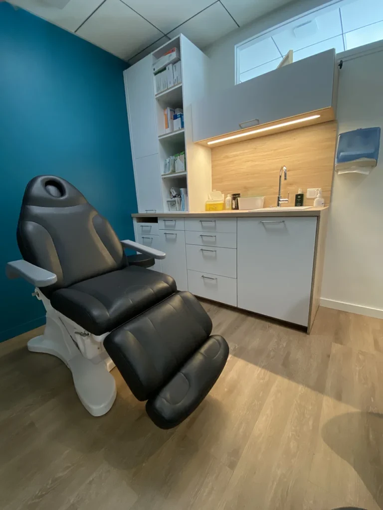 Espace de travail des infirmières au cabinet permettant la réalisation des soins aux patients