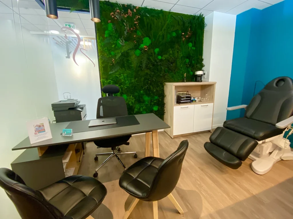 Salle de soins du Cabinet infirmier de Villefontaine, équipée pour des consultations médicales dans un environnement sécurisé et professionnel